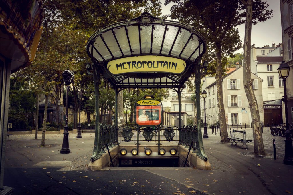 Entrada Art Nouveau del metro de París en la estación Abbesses, con el letrero «Métropolitain»
