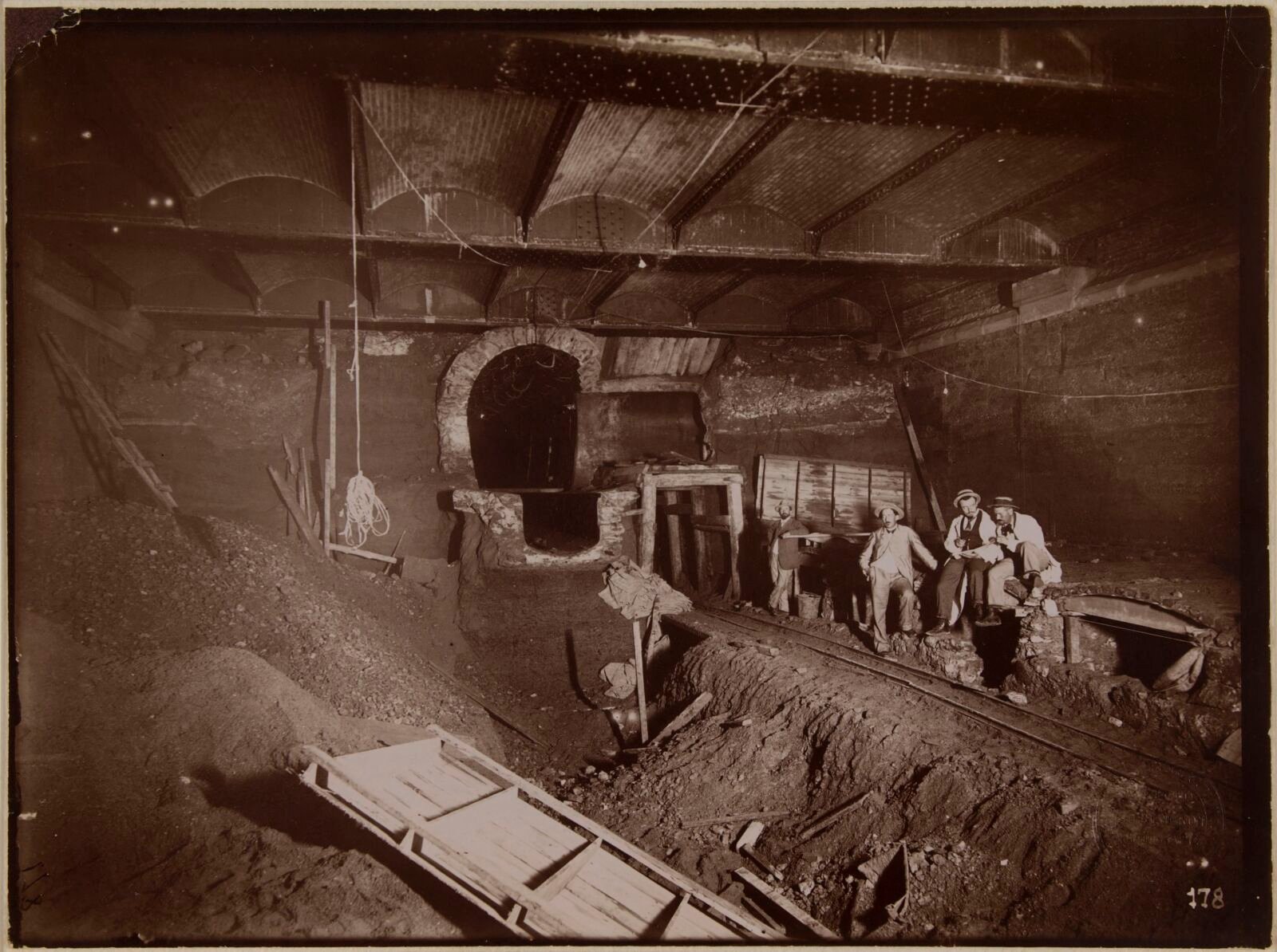 Foto histórica de la construcción del metro de París hacia 1900, con obreros en un túnel