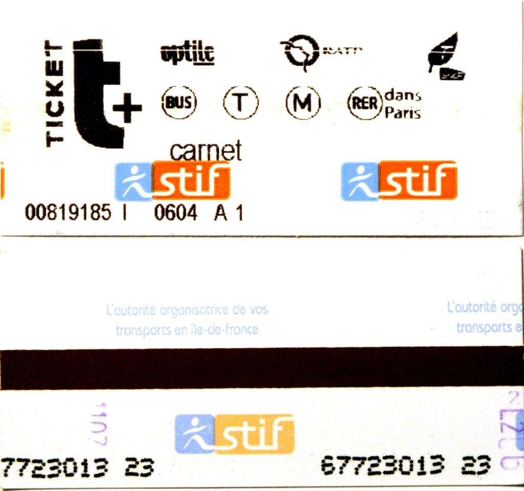Anverso y reverso de un antiguo ticket t+ de carnet del metro de París, con banda magnética