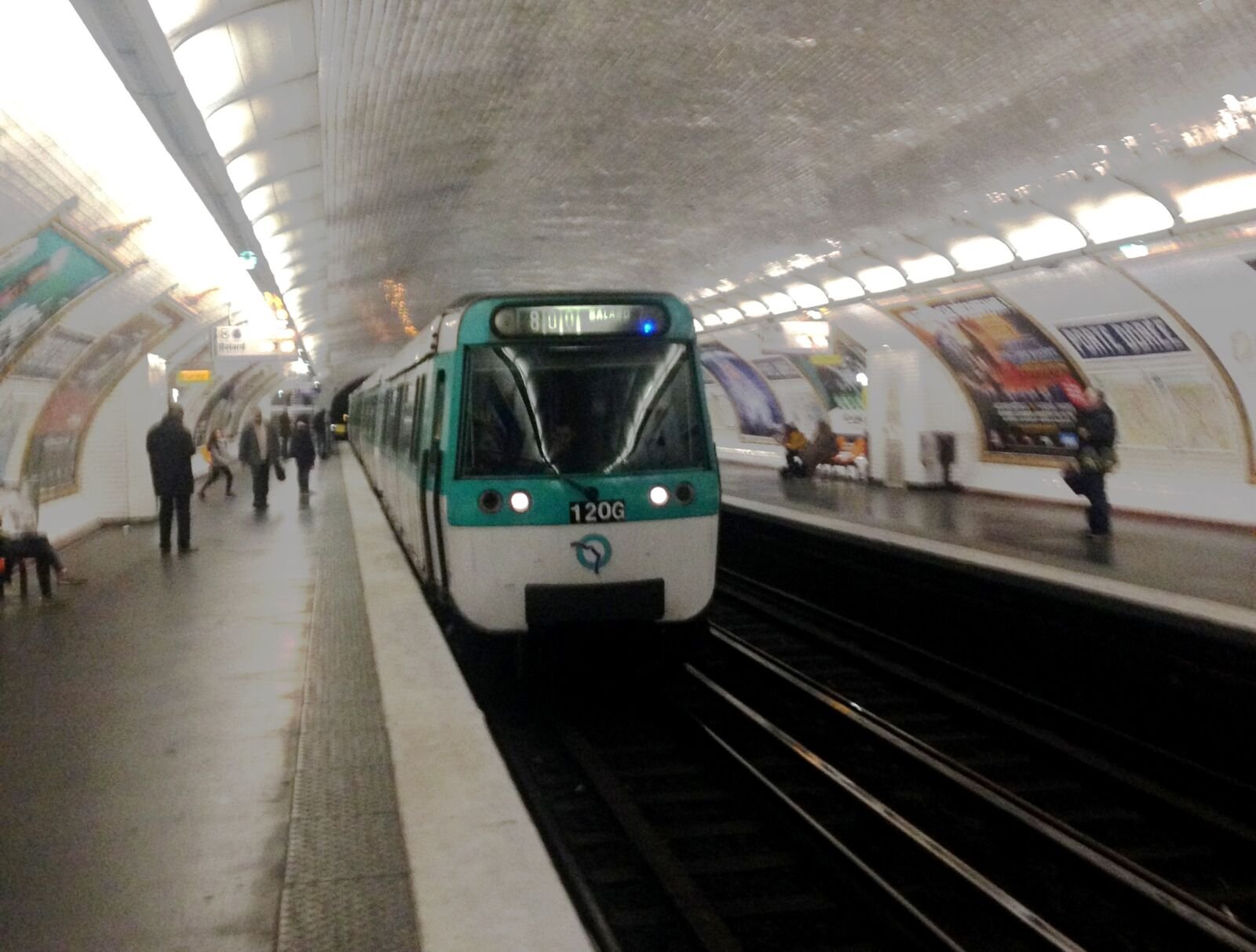 Un tren del metro de París llegando al andén, con su destino «Balard» escrito al frente